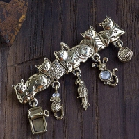 AJC-５つのチャームがゆれる5匹のネコ～ヴィンテージ・ブローチ