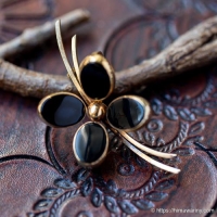 K12金-Bal-Ron-オニキス・フラワー・ブローチ（アングル）