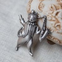 JJ-アルトサックスでのりのりの猫ヴィンテージ・ブローチ