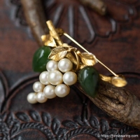 IPS-K12金-真珠と翡翠の葡萄・ヴィンテージ・ブローチ（刻印）