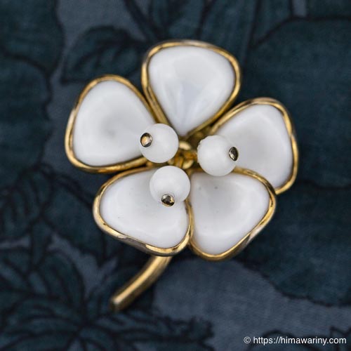 Trifari トリファリ-ミルクガラス・フラワー・ブローチ – アンティーク