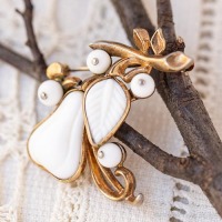 Trifari トリファリ-ミルクガラス洋梨アンティーク・ブローチ★アルフレッド・フィリップ！