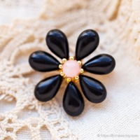 Swoboda スワボダ-天然石オニキス・ブラックフラワー・ブローチ
