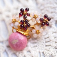 Swoboda スワボダ-天然石-ロードライトの花瓶フラワーアレンジメント・ヴィンテージ・ブローチ【デッドストック】