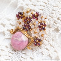 Swoboda スワボダ-天然石-ロードライトの花瓶フラワーアレンジメントDXヴィンテージ・ブローチ