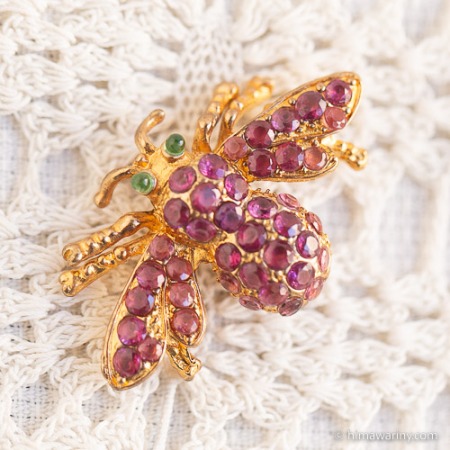 Swoboda スワボダ-天然石-ロードライトガーネットのミツバチ・ブローチ