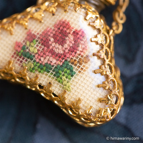 プチポワン薔薇の花刺繍の香水瓶アンティーク・ブローチ
