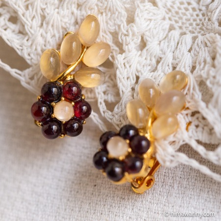 Swoboda スワボダ-天然石-ムーンストーンとガーネットのフラワー・ヴィンテージ・イヤリング【デッドストック】