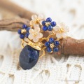 Swoboda スワボダ-天然石-ソーダライトの花瓶にネイビーフラワー・アレンジメント・ヴィンテージ・ブローチ【デッドストック】