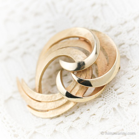 クラウン・トリファリ・ゴールデン・ウェーブ・ヴィンテージ・ブローチ