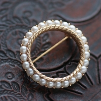 Trifari トリファリ-ゴールドパール・フルエターニティーリング・ブローチ