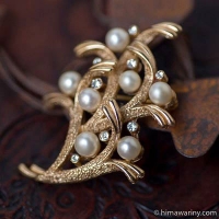 Trifari トリファリ-ゴールド＆パール星影ブローチ（メイン）