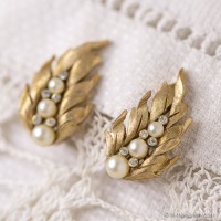 Trifari トリファリ-ゴールド＆パール・リーフ・ヴィンテージ・イヤリング