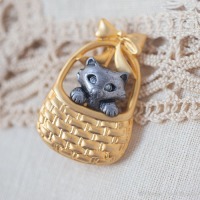 Danecraft-バスケットの中の子猫ヴィンテージ・キャット・ブローチ