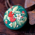 イチゴと花の刺繍ヴィンテージ・ブローチ
